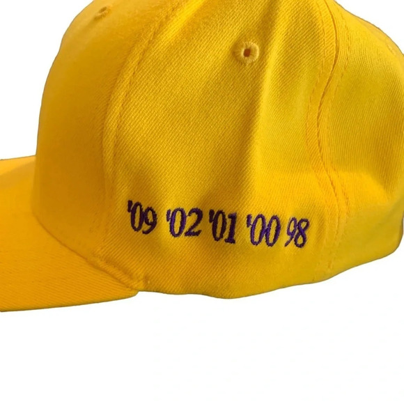 Los Angeles LA LAKERS PHIL JACKSON 10 CHAMPIONSHIPS RING BANNER X HAT PJ… - Picture 3 of 6